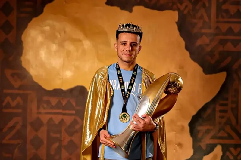 تسليط الضوء على لاعبي بيراميدز بلحظات احتفالية: تاج ذهبي وكأس أفريقيا في جلسة تصوير مميزة بعد تتويجهم بدوري الأبطال تسليط الضوء على لاعبي بيراميدز بلحظات احتفالية: تاج ذهبي وكأس أفريقيا في جلسة تصوير مميزة بعد تتويجهم بدوري الأبطال