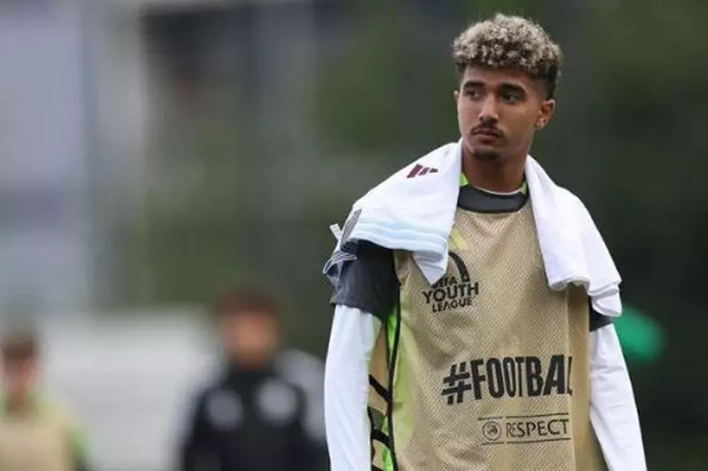 عمر خضر يشارك مع أستون فيلا في الدوري الإنجليزي للشباب عمر خضر يشارك مع أستون فيلا في الدوري الإنجليزي للشباب